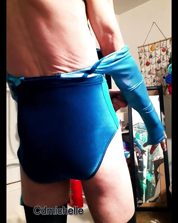 क्रॉसड्रेसर Michelle अलग बॉडीसूट आजमा रही है