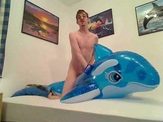 Typ fickt Bade Delfin - Guy fucks rubber dolphin