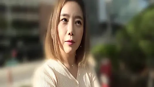 P117G05 Bir Japon idolünü takdir eden Koreli güzel kadın Japonya'da ilk kez sahneye çıkıyor ve onu yaramaz bir seçme için odasına davet ediyor!