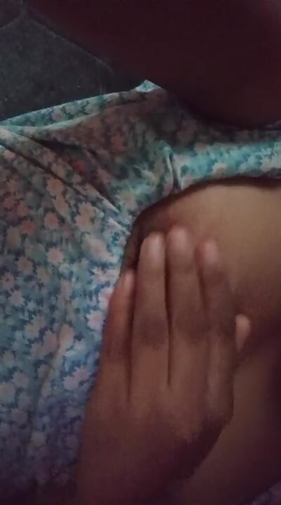 Sri-lankisches mädchen musterbation im badezimmer mit Dildo lust mit dicken möpsen und nasser muschi