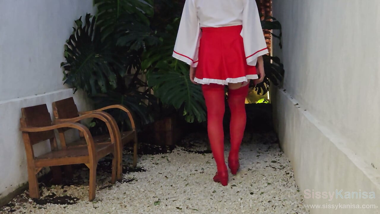 Schlampen miko Sissy kanisa teil 2: Outdoor-Spaziergang in einem Felsengarten, zeigt ihre sexy beine unter rotem strumpf und schuhen mit hohen Absätzen
