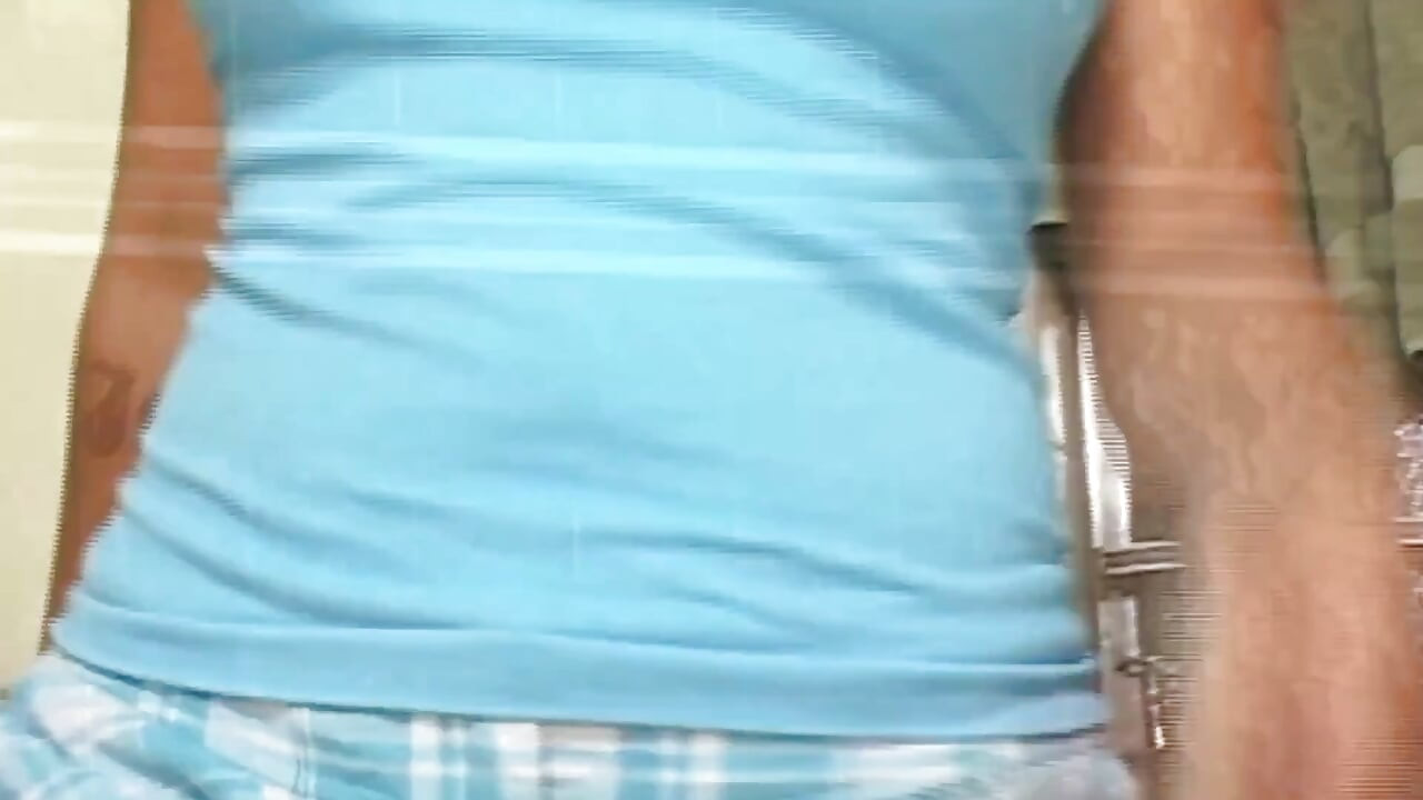 Scena lesbienelor interrasiale-2 lesbiene negre lingând pizda prietenei ei asiatice până când ejaculează