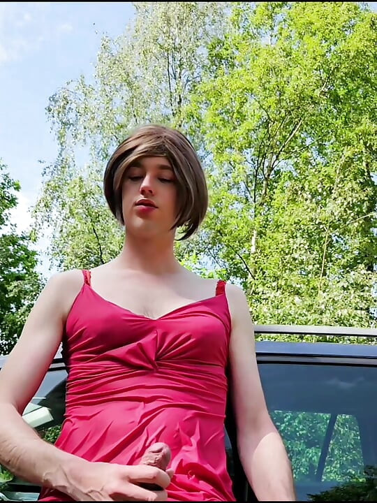 Annemieke wird in rosa kleid und turnschuhen getränkt