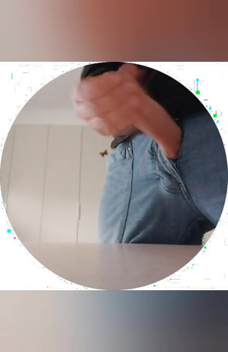 A chat with a subscriber before work ended with a handjob and ejaculation on the table