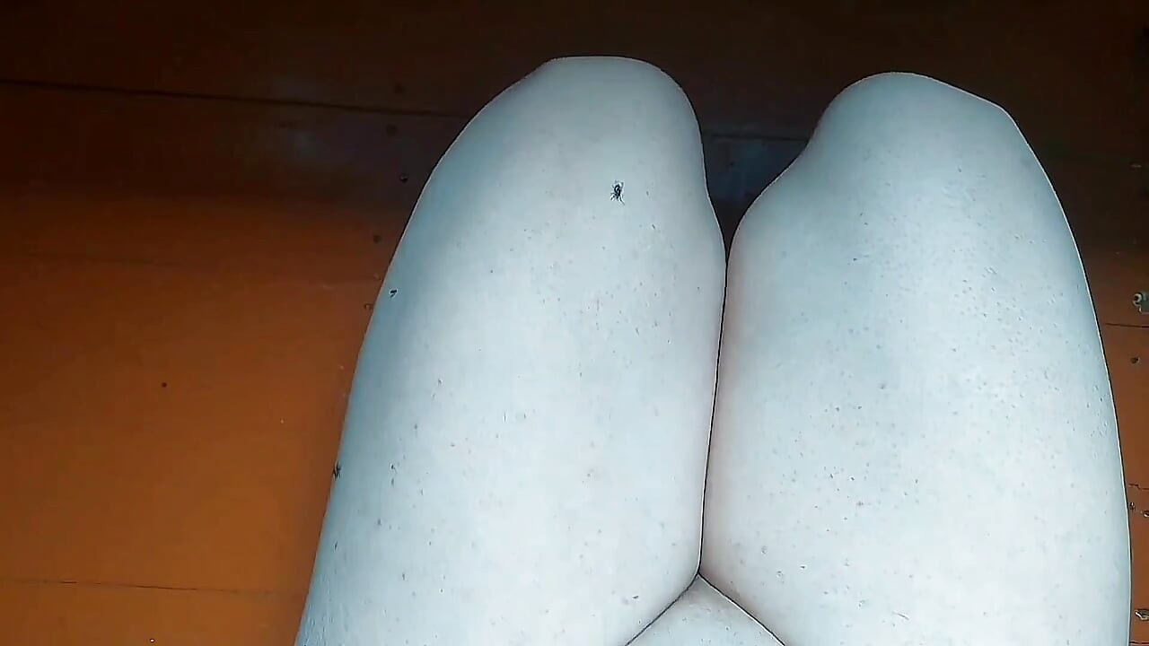 Slatki femboy grize jagodu sa sramežljivim malim osmijehom