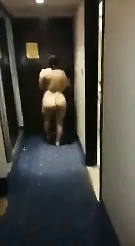 Honeymoon pe gand dikha rahi hai apne pati ko