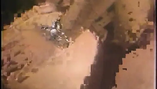 Heiße brünette spreizt ihre beine im whirlpool und bekommt ihre muschi tief und schnell geleckt