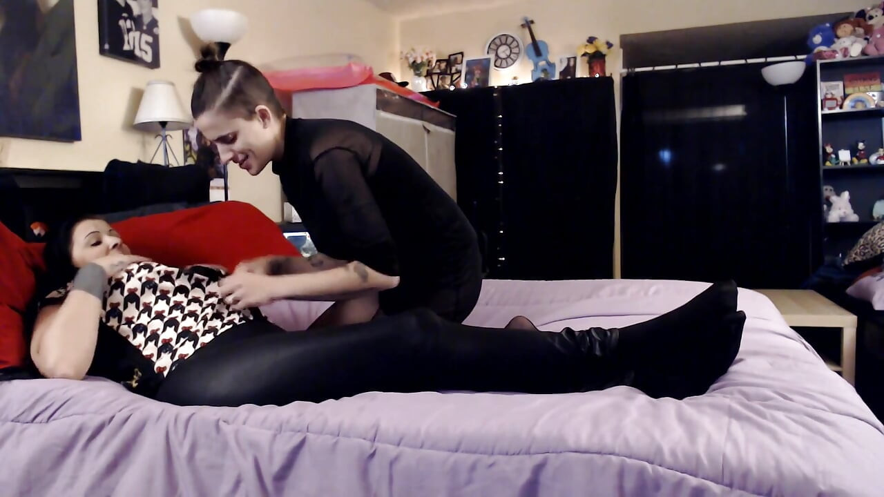 Kinky rough fingering lesbians