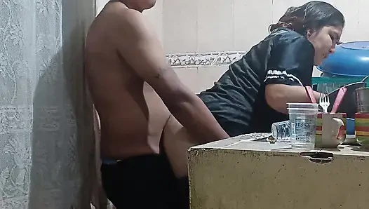 Горничную трахнул ее босс, чуть не обнаружила ее жена