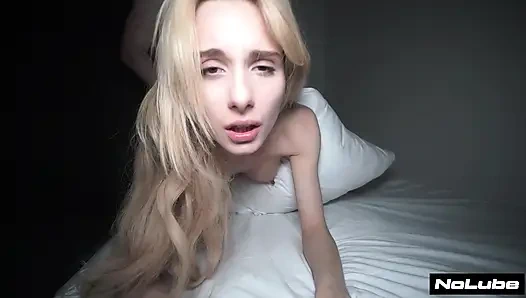 Blondine mit dicken möpsen als sexpuppe benutzt und mit sperma gefüllt