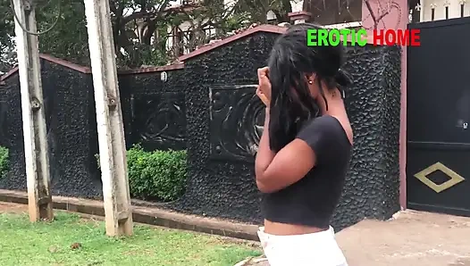 Dieses Zimmermädchen wurde von ihrem chef rausgejagt und sie weint vor ihrem Tor.