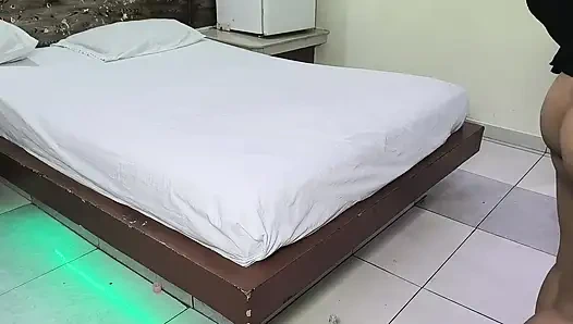 Неверный отчим трахает свою падчерицу в задницу и просит ее хорошего минета, пока он не кончит ей в рот