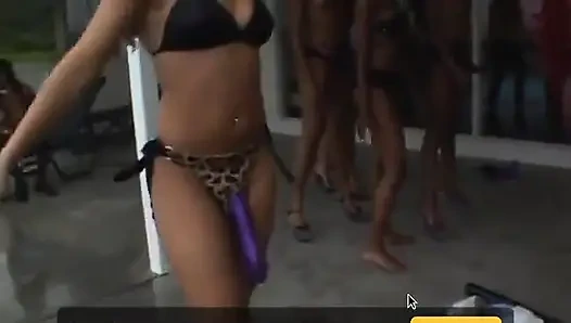 Sexy strap-on schwingende schwarze küken verwüsten weißen typen auf couch und im pool