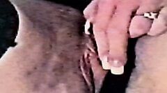 Сексуальные черные чулки, раздвигает волосатую киску, соло порно американской милфы