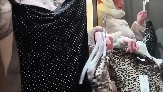 Soyunma odasında gerçek halka açık riskli seks