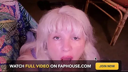 Милфа-блондинка