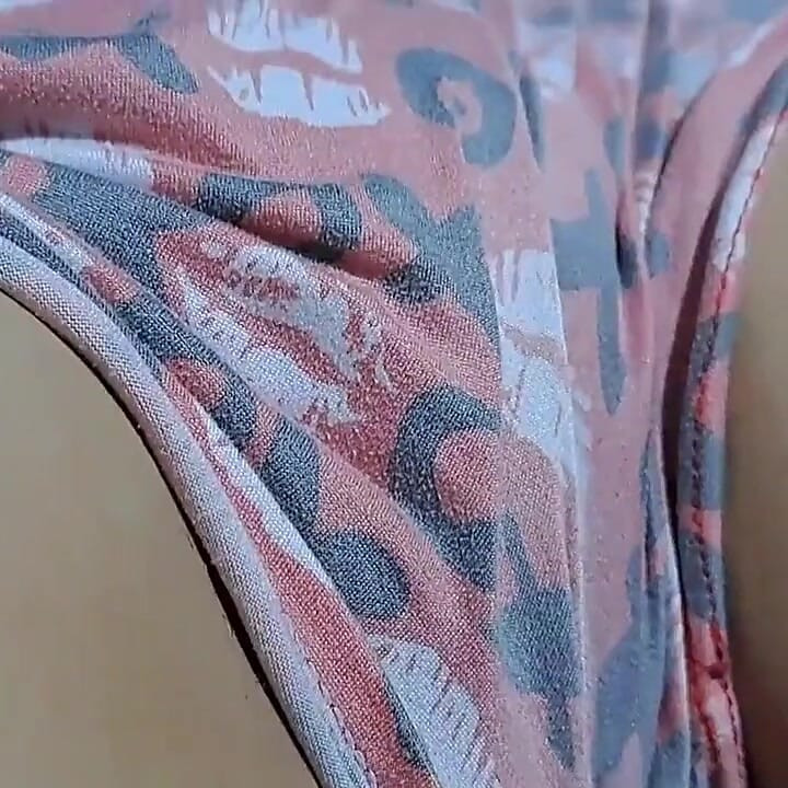 Minha enteada me mostra enquanto assistimos um filme. Desfrutar