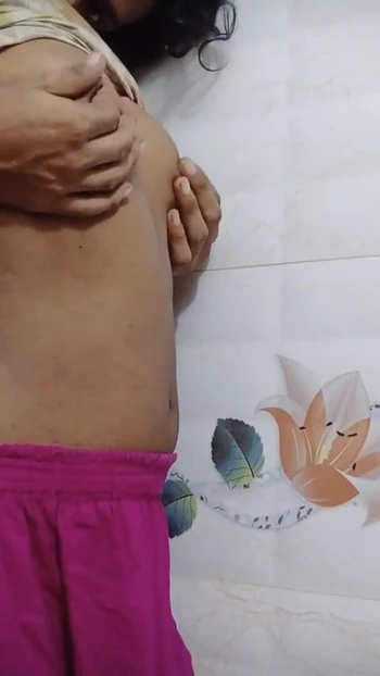 Θεαματική στιγμή από το "Khala Wasn't Home. Έτσι, ο σύζυγός της έκανε ντους μαζί μου και με άγγιξε παντού. Καυτό νεαρό κορίτσι».