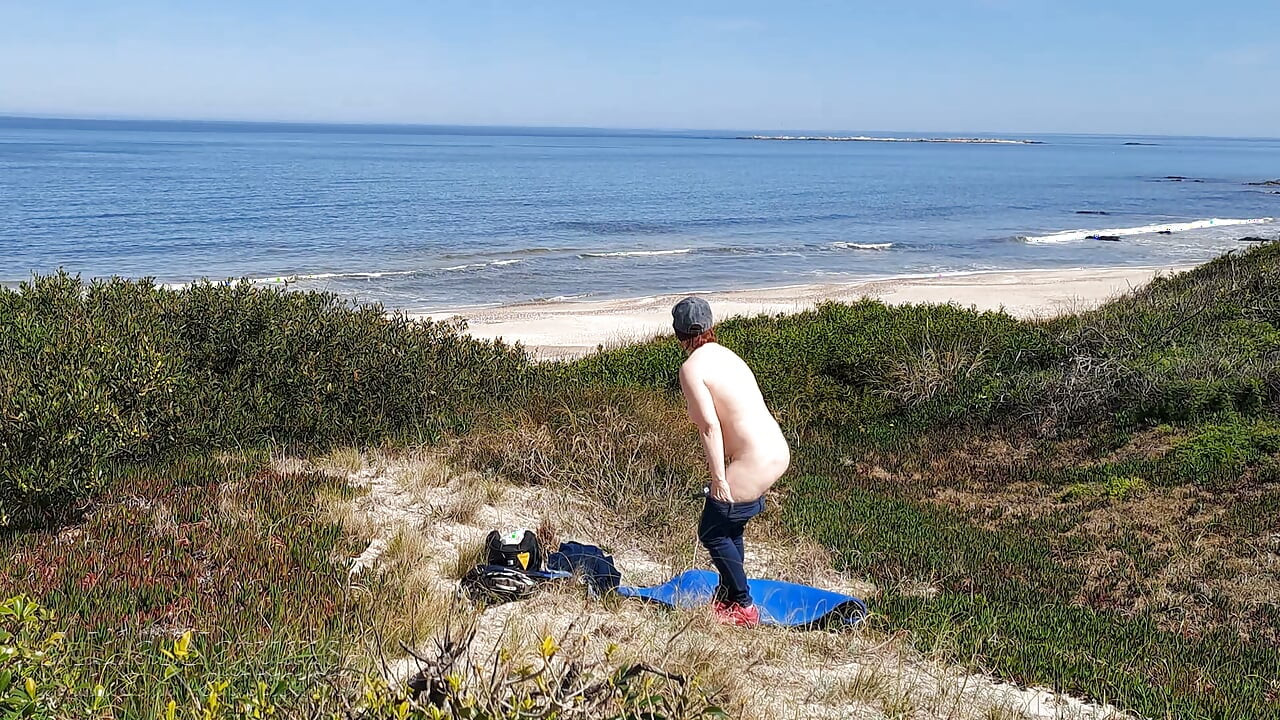 Rapazinha nudista amadora: despindo-se e tocando-se numa praia tranquila da primavera no Uruguai