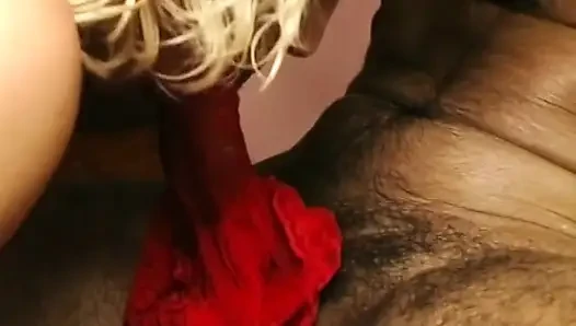 Blondine in roten dessous lutscht roten absatz hart