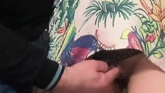 Aldatan evli kadın kalabalık bir metroda mastürbasyon yapıyor