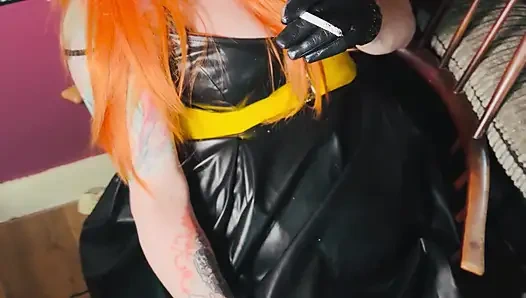 Tina snua si cewek hot rambut merah lagi asik nyepong 2 rokok sambil pakai gaun kulit & sarung tangan