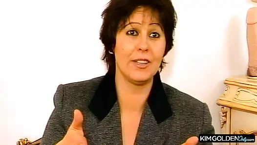 Geile Bruenette testet dicke Dildos