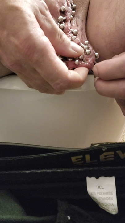 Tilføjede flere 6 gauge piercinger til min pung, gled min finger ned i min urinrør med min forhudssmørelse | Klip 1