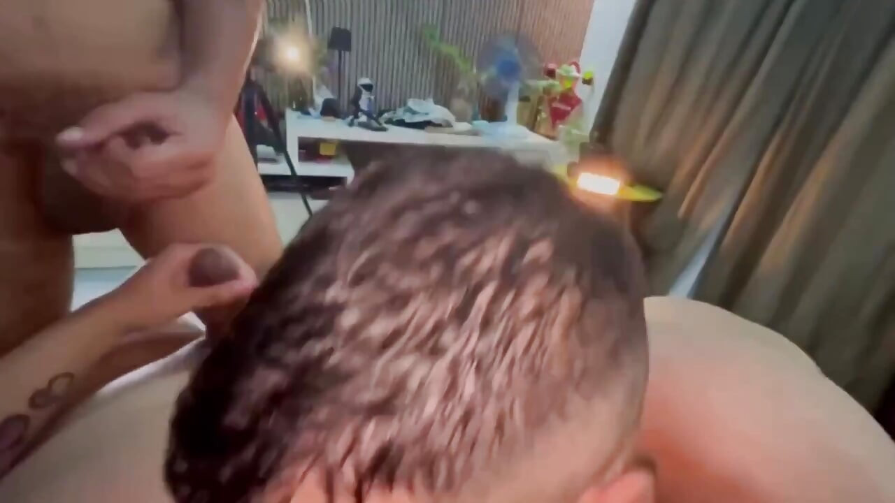 跨性別女人享受自己，而兩個好色的男人吸吮她的雞巴。