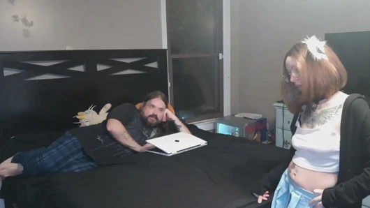 Cosplay-ehefrau Erwischt Ehemann Beim Frechen Videospiel