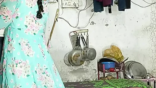 Pantat besar disetubuhi, setelah mengambil seluruh kontol di pantat, mulai berteriak dalam gaya doggy audio hindi.
