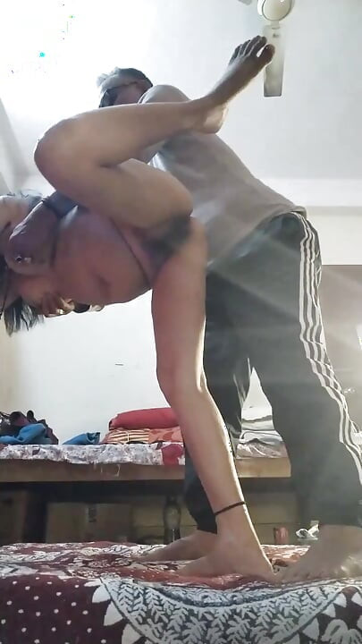 Cewek dengan kecil ini lagi asik foreplay dan sampai lubangnya menganga lebar