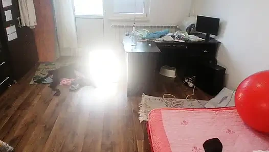 Amatör evli kadın kıyafetlerini denerken ve keserken eğleniyor.