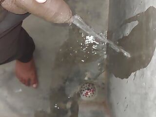 Budak kampung menunjukkan zakarnya di xHamstar