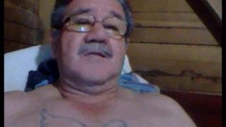 Сексуальная возбужденная дедушка дрочит перед вебкамерой