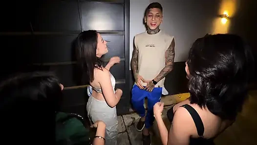 Threesome latina ngentot sopir taksi yang  sudah menikah setelah perjalanan mereka!