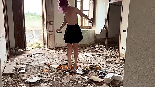 Topuklu ayakkabı altında ezildi