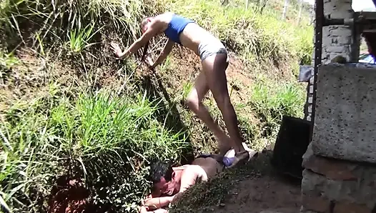 Nacktes schätzchen stampft ihren sklaven im garten