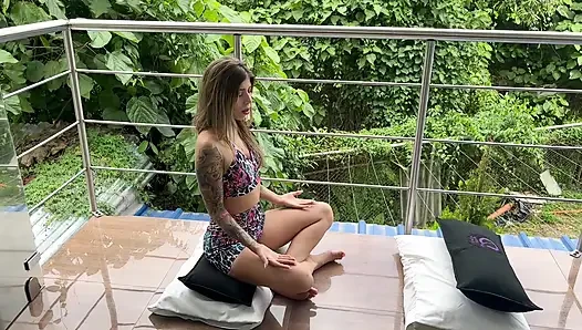 Yoga öğretmenimin bana bir poz öğreteceğini sanmıştım, ta ki onun büyük penisini sıkı vajinamda hissedene kadar