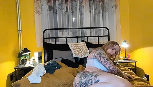 Do you watch milf play with feet and pussy?