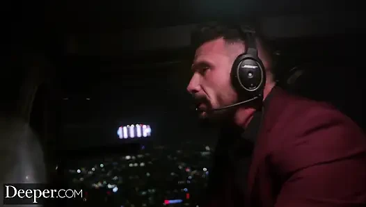 Daha derin - Kayden ve Kenna striptiz kulübü kabininde vip sikişiyor