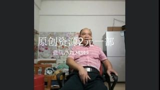 Papa chinois en costume en solo