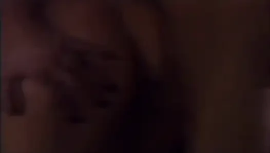 Üç yarak iki hatun yerde sert sikişiyor