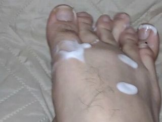 Se masajea los pies con semen blanco