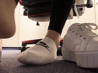 Pokazuje moje skarpetki i stopy podczas pracy