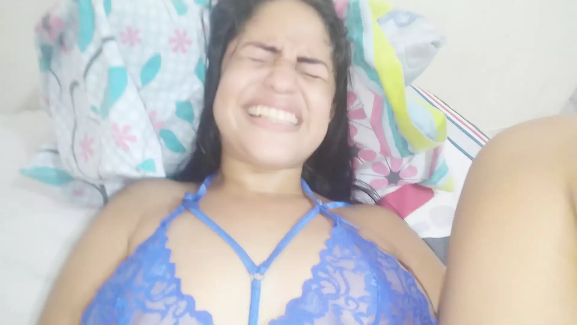 Une femme infidèle se doigte la chatte et a un orgasme intense pour taquiner son cocu avant de se faire baiser par son ami à grosse bite noire
