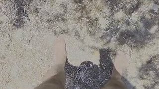 Pisse sur la plage nudiste