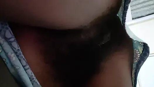 Bana büyük amını göstermek ve mastürbasyon yapmak için, güzel üvey anne iç çamaşırını iki kez çıkarıyor