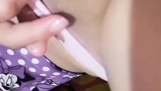 Gadis dengan pantat bahenol ini lagi asik masturbasi sampai muncrat