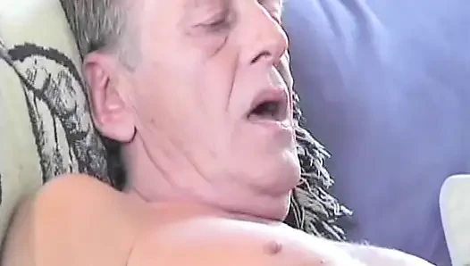 Memek nenek seksi dientot habis-habisan sama cowok berumur dan suaminya